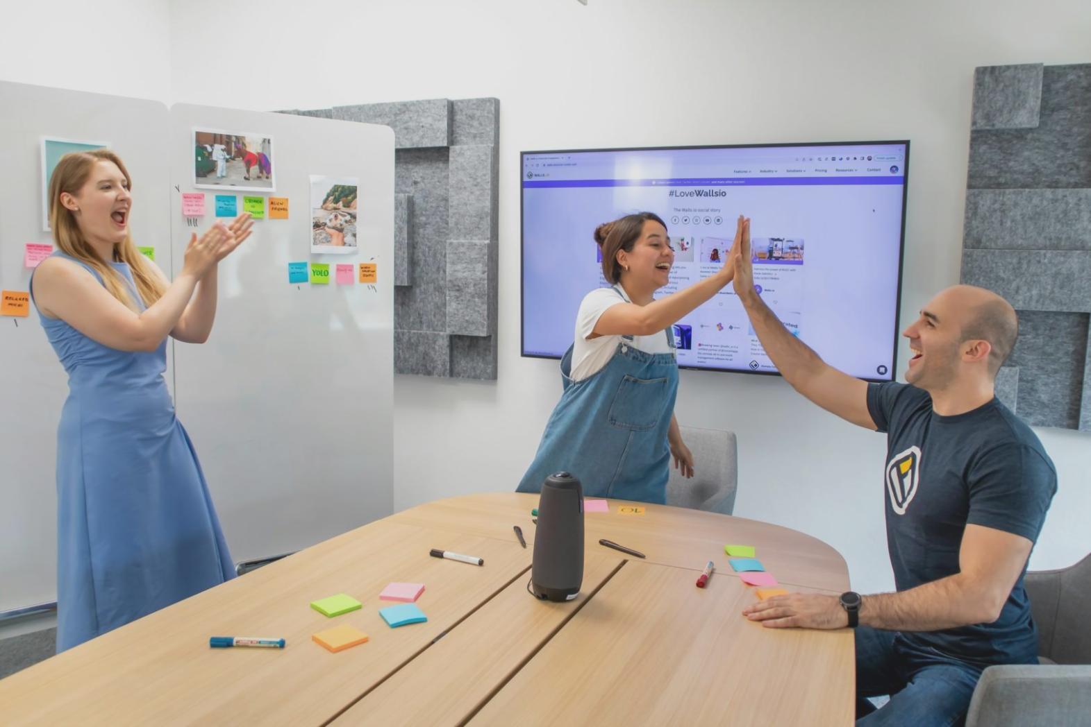 Equipo trabajando en estrategias financieras