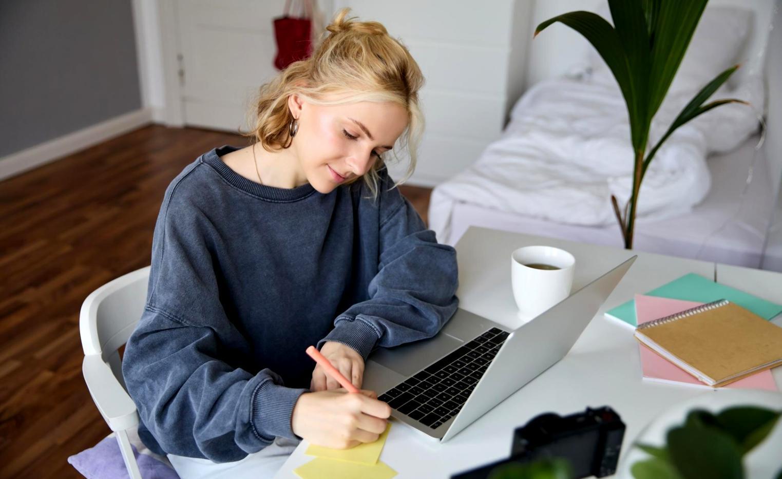 Análisis financiero de negocios online mostrando gráficos y métricas de rendimiento