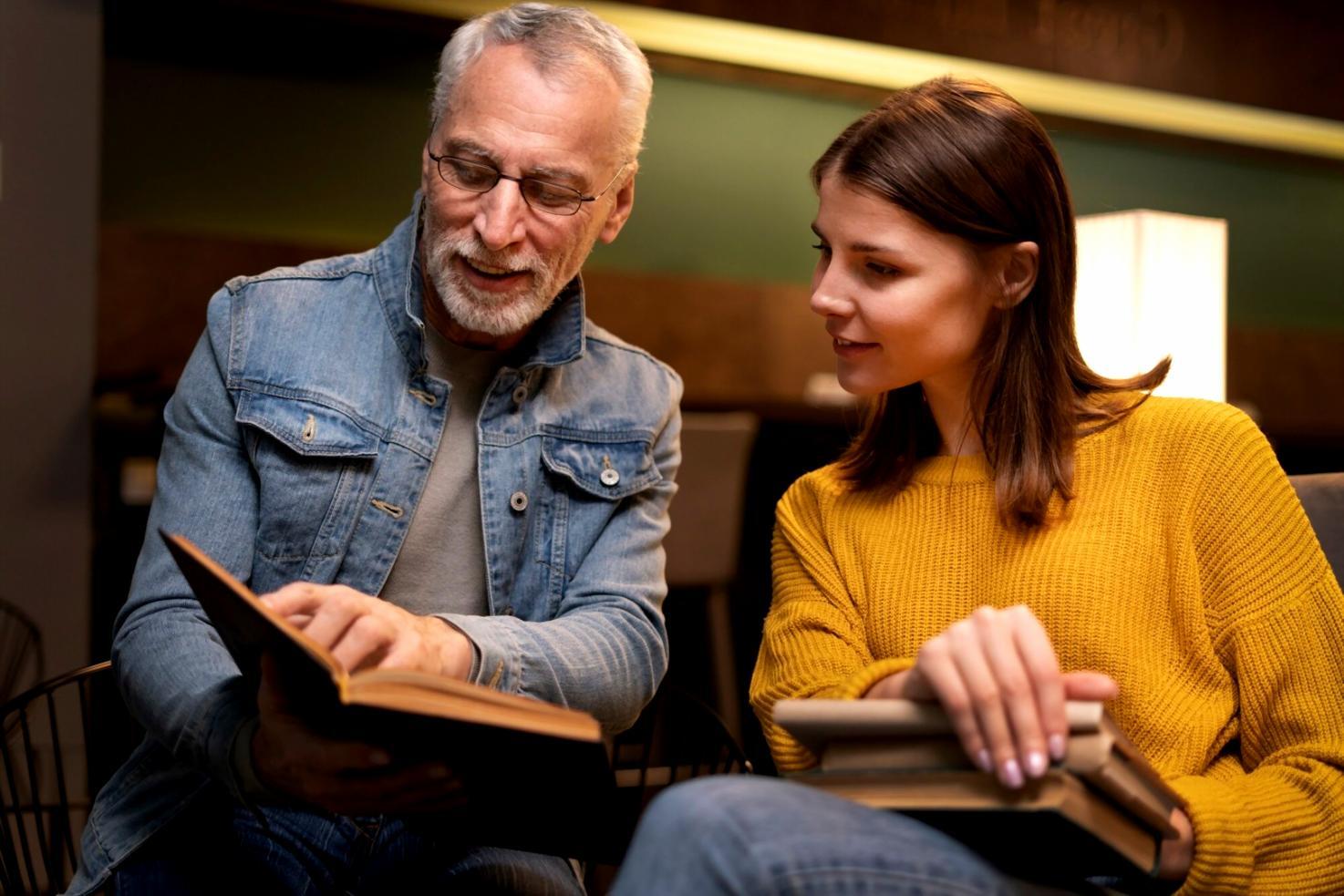 Estudiante consultando dudas durante su proceso de formación financiera